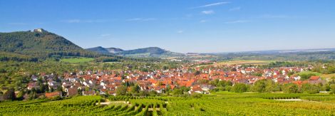Panorama von Beuren mit Burg Hohenneuffen  - Schwäbische Alb